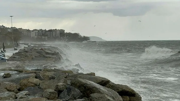 istanbul-valiligi-acikladi-firtina-nedeniyle-istanbulda-bir-kisi-hayatini-kaybetti-1701257811269.jpeg