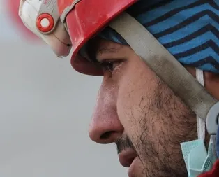 İzmir depreminde yürek burkan kare! Gözyaşlarını tutamadı