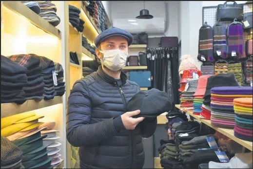 Trabzonspor teknik direktörü Abdullah Avcı'nın taktığı kasket popüler oldu-4