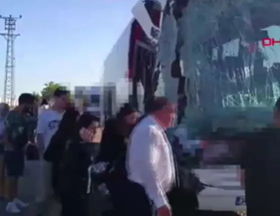 Yolcu otobüsü TIR'a çarptı (DHA)