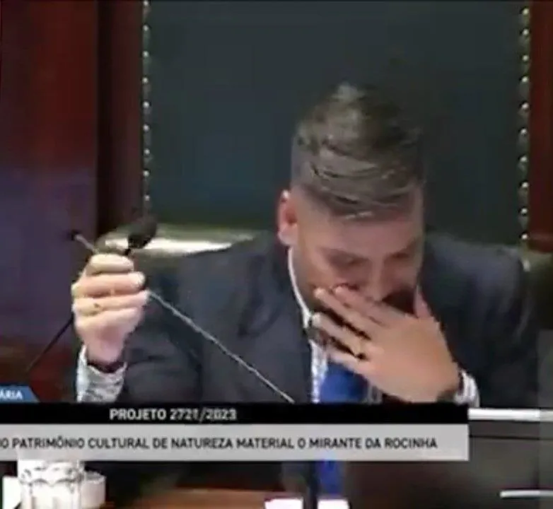 Online toplantıya klozette katıldı: Brezilyalı siyasetçi pantolonunu toplayamadan kameraya yakalandı! Dünya bu görüntüleri konuşuyor-3