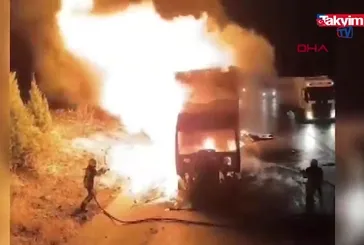 Tarsus'ta saman yüklü tır alev alev yandı