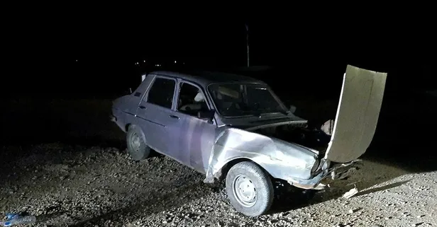 Feci kaza! Uyarı levhasına çarpan araç şarampole uçtu