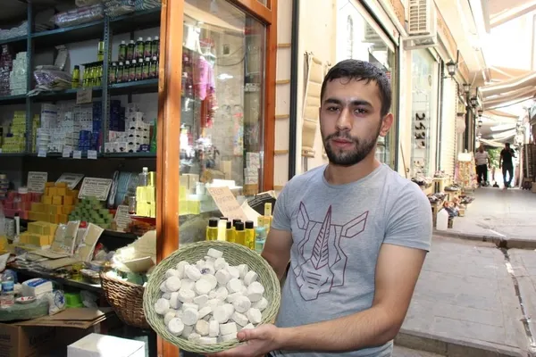 kendisi-kucuk-etkisi-buyuk-irana-ozgu-rusur-tasi-cilde-guzellik-veriyor-1631108713878.jpg Kendisi küçük etkisi büyük! İran'a özgü ruşur taşı cilde güzellik veriyor-6