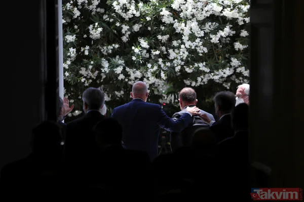 SON DAKİKA: Uluslararası ajanslar Çavuşoğlu ile Dendias'ın sarılmasını son dakika geçti - 10