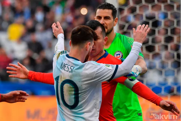 Messi ve Medel fena kapıştı! Kırmızı kartlar havada uçuştu - 6