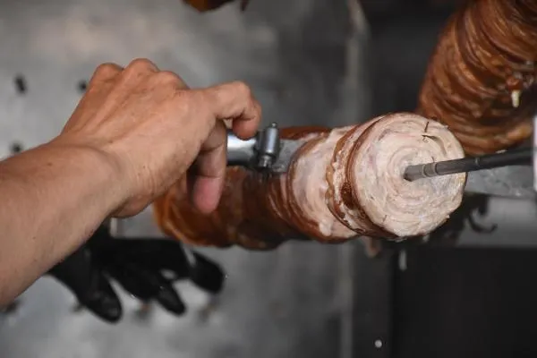 kokorecte-akilalmaz-hile-dana-bagirsagi-ve-fazla-yag-koyup-satmislar-1602400314813.jpg Kokoreçte akılalmaz hile! İçine dana bağırsağı ve fazla yağ koyup satmışlar-2