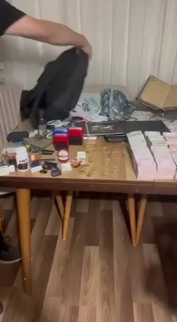 alparslan-kuytul-sorusturmasinda-montaj-yalani-coktu-1787237026266.jpeg Alparslan Kuytul soruşturmasında montaj yalanı çöktü: Sosyal medya sorumlusunun evinde milyonluk banknotlar ve altın zulası!-5