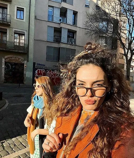 destanin-sevilen-yildizi-ebru-sahin-guzellik-ugruna-eksi-103-derece-soguga-girdi-goruntuler-sosyal-medyayi-sal-1648060654469.jpeg