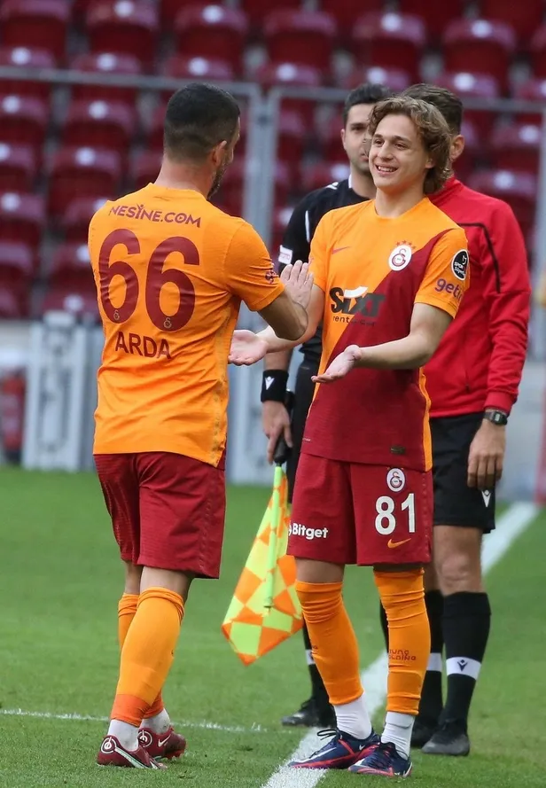 tesadufun-bu-kadari-ayhan-akman-arda-turana-birakmisti-o-da-hamza-efe-akmana-birakti-1649953012087.jpeg Tesadüfün bu kadarı! Ayhan Akman Arda Turan'a bırakmıştı o da Hamza Yiğit Akman'a bıraktı...-4