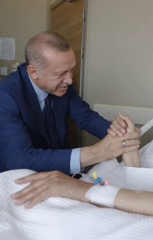 Başkan Erdoğan, hastanedeki eski Adalet Bakanı Şevket Kazan'ı ziyaret etti