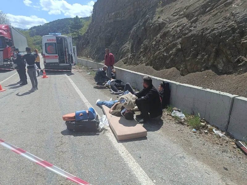 Bolu'da feci kaza! İki minibüs çarpıştı: 15 yaralı-3