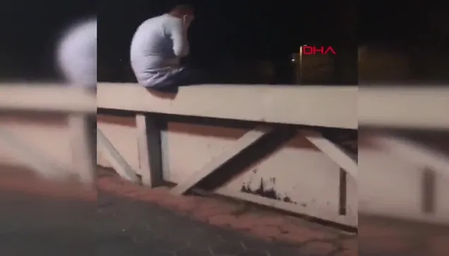 Küçükçekmece'de korku dolu anlar: Üst geçitte intihara kalkışan kişiyi bekçiler kurtardı! O anlar kamerada