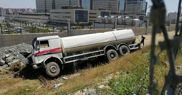 Başakşehir’de feci kaza! Su tankeri yol kenarına devrildi
