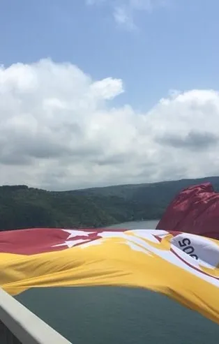 Galatasaray bayrakları İstanbul'da köprülere asıldı