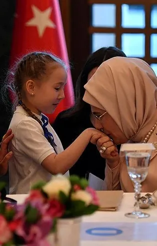 Devlet Ana Emine Erdoğan savaş mağduru Ukraynalı çocuklarla iftarda bir araya geldi!  "Nobel Barış Ödülü'ne layık olduğu gün gibi aşikâr"