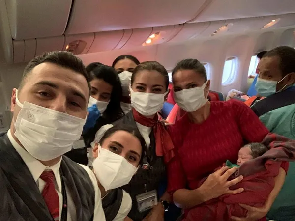 afgan-bebek-thynin-tahliye-ucusunda-yerden-10000-metre-yukseklikte-dunyaya-geldi-1630159074644.jpg Afgan bebek, THY'nin tahliye uçuşunda yerden 10.000 metre yükseklikte dünyaya geldi-3