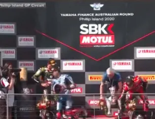 GP’yi kazanan Toprak şehitlere saygısından podyumdan indi