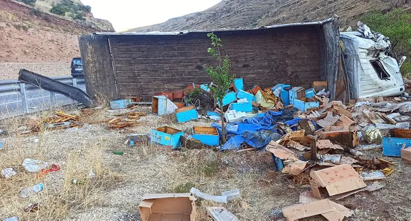 malatyada-ari-kovani-ve-bal-yuklu-kamyon-devrildi-3-kisi-oldu-112-ekipleri-arilar-nedeniyle-kaza-bolgesine-yaklasamadi-1599416553524.jpg Malatya'da arı kovanı ve bal yüklü kamyon devrildi: 3 kişi öldü, 112 ekipleri arılar nedeniyle kaza bölgesine yaklaşamadı-6