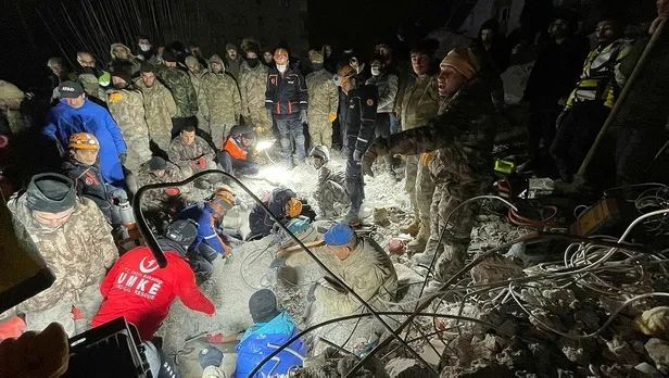 orta-dogu-ulkelerinden-turkiyeye-hava-koprusu-14-ulke-arama-kurtarma-ve-insani-yardim-ekipleri-gondereceklerin-1675733601454.jpeg Orta Doğu ülkelerinden Türkiye'ye hava köprüsü! 14 ülke arama, kurtarma ve insani yardım ekipleri göndereceklerini duyurdu-8