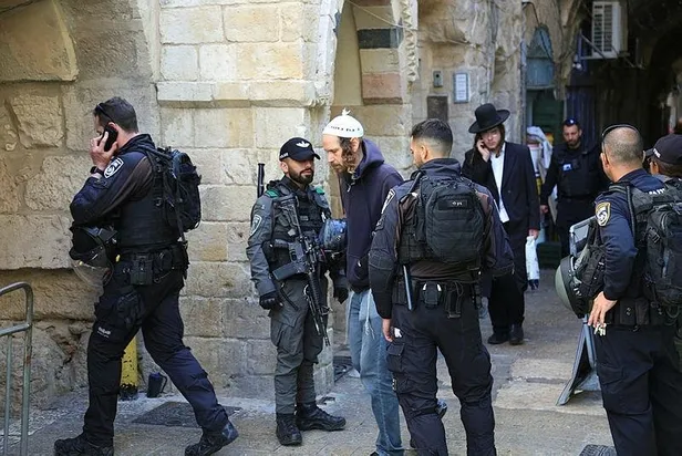 İsrail polisinden alçak saldırılara devam: Mescid-i Aksa baskınında 450 Filistinli gözaltına alındı-3