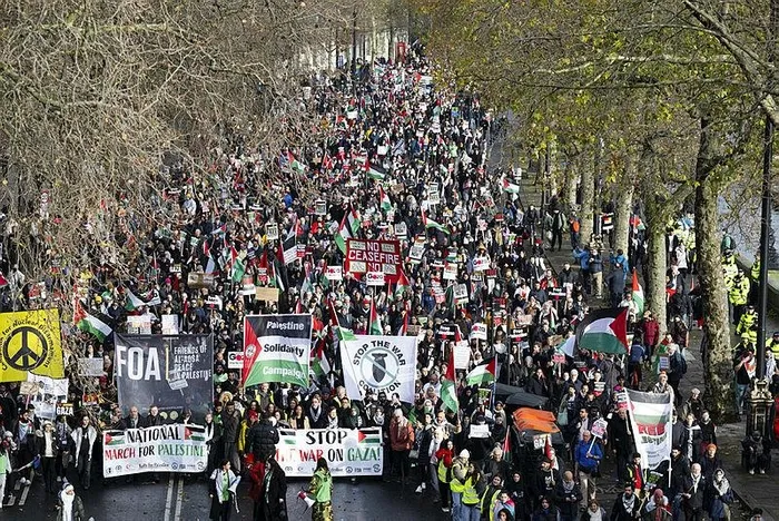 londrada-filistin-icin-insan-seli-ateskes-oylamasina-veto-veren-abd-ve-cekimser-oy-kullanan-ingiltereye-tepki-1702142183692.jpeg Londra'da Filistin için insan seli! ABD ve İngiltere'ye BMGK tepkisi: Sizden utanç duyuyoruz-5