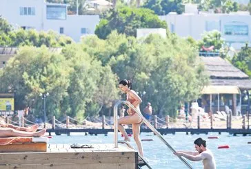 Herkes denize | Burak Dakak ve Leyla Tanlar, Mert Yazıcıoğlu ile Bodrum’da tatilde