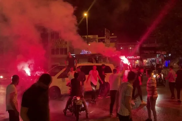Son dakika: İstanbul'da pes dedirten görüntü: Silahlı, meşaleli, sosyal mesafesiz asker uğurlaması...