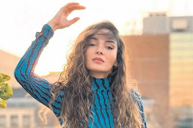 Ebru Şahin'in pozu Cedi'nin kalbini sıkıştırdı... Güzel oyuncuya sosyal medyadan iltifatlar yağdırdı