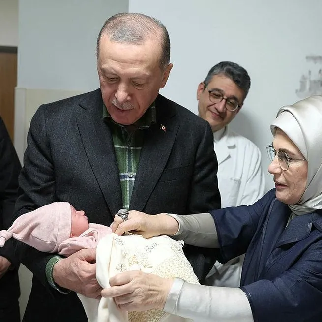 Başkan Erdoğan afetzedenin yeni doğan kız çocuğunun kulağına ezan okuyarak Ayşe Betül ismini verdi