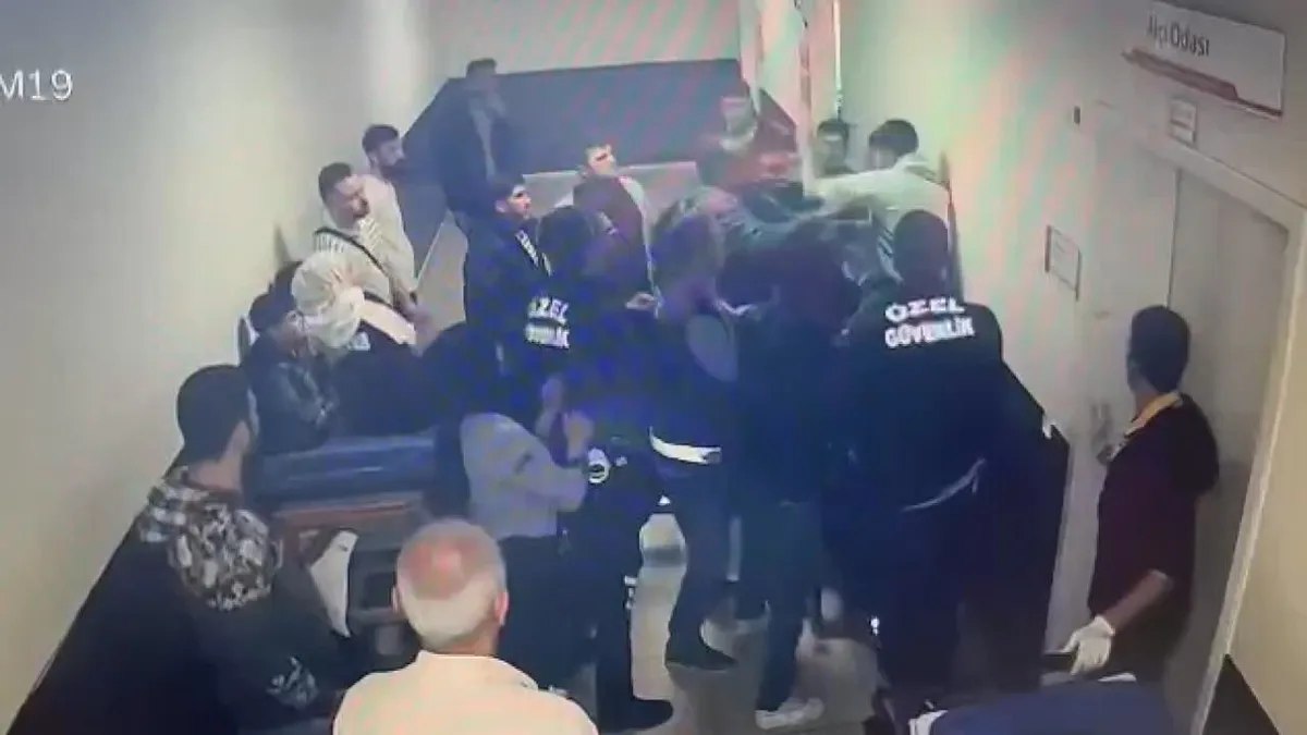 İstanbul'da pes dedirten olay! Kazaya karıştı hastanede sedyeden kalkıp doktora saldırdı