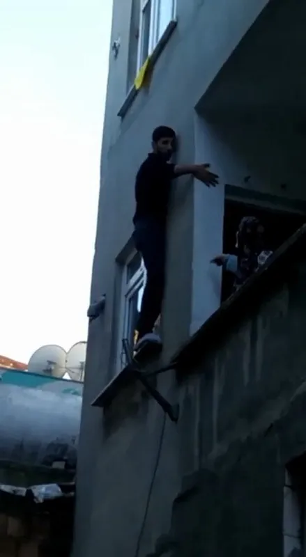 istanbul-sultangazide-girdigi-evin-sahibi-tarafindan-fark-edilen-hirsiz-kacmaya-calisirken-pencerede-mahsur-kaldi-komsulara-yalvardi-1627458566762.jpg