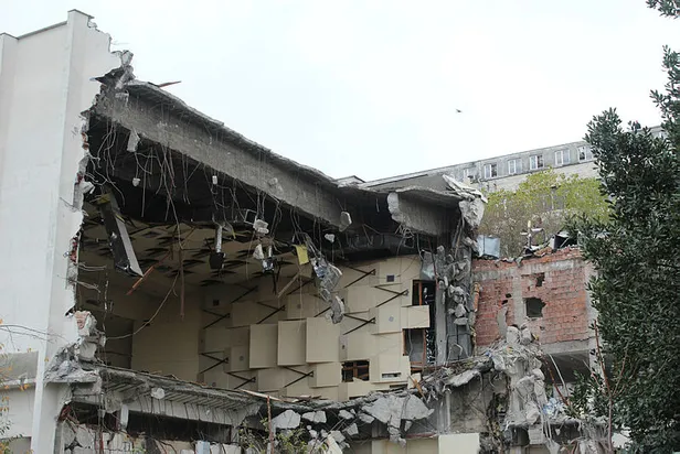 son-dakika-istanbul-universitesi-dis-hekimligi-binasinda-yikim-basladi-1575374955666.jpg Son dakika: İstanbul Üniversitesi Diş Hekimliği binasında yıkım başladı-1