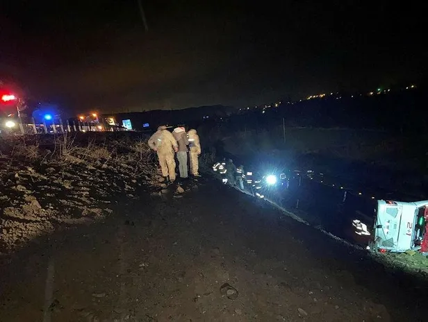 son-dakika-sivasta-yolcu-otobusu-devrildi-cok-sayida-yarali-var-1617307533431.jpeg Son dakika: Sivas'ta yolcu otobüsü devrildi! Çok sayıda yaralı var...-3