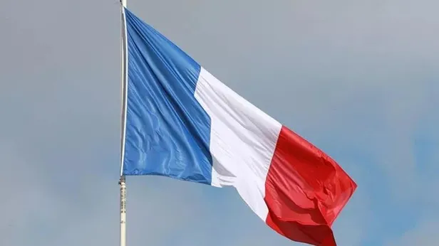 Fransa bayrağında renk değişti! Macron eleştirilerin hedefinde-2