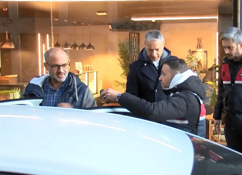 Şirket yöneticisi Selahattin Aydın jandarma ekiplerinde Beyoğlu'nda gözaltına alındı. (DHA)