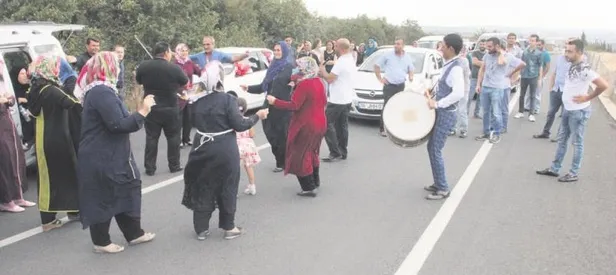 ‘Davulsuz çıkmam’ dedi damadı 3 saat bekletti