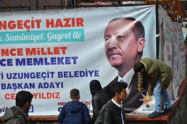 Şırnak'ta duygulandıran görüntü! 15 yaşındaki çocuk, Başkan Erdoğan'ın kirlenen afişini temizledi-6