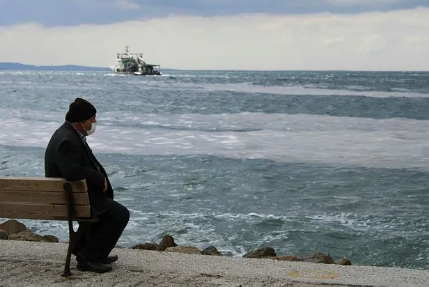 SON DAKİKA: Çanakkale Boğazı'nda denizi kaplayan 'müsilaj' balıkçının kabusu oldu: Üç aydır denize çıkmıyorum-10