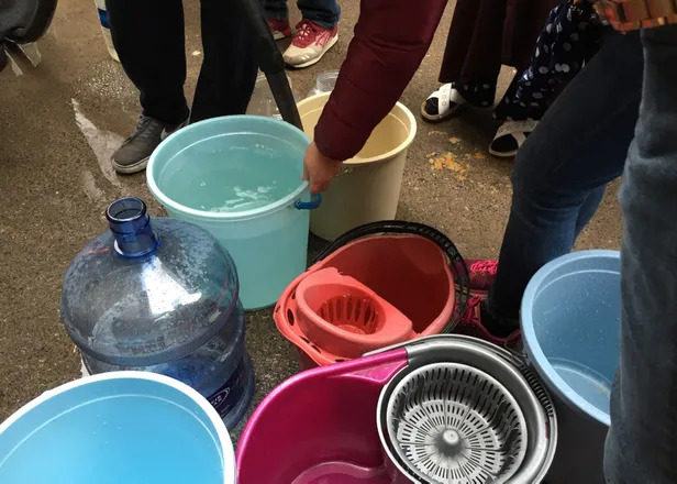 İzmir'de bir CHP rezaleti daha! Yağmur altında "su kuyruğu"-4