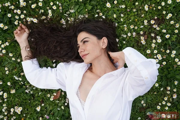 İlk 11’de yer almayınca fanlar çıldırdı! İşte yapay zekaya göre Türkiye’nin en güzel 11 kadın oyuncusu! Hande Erçel, Bergüzar Korel, Serenay Sarıkaya... - 11