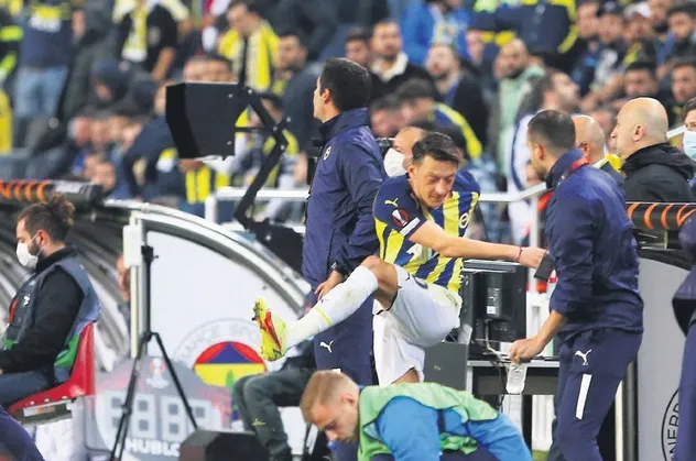 Mesut Özil'den bomba etkisi yaratan tepki! Pereira’nın gözü önünde şişeye tekme attı formasını havaya fırlattı