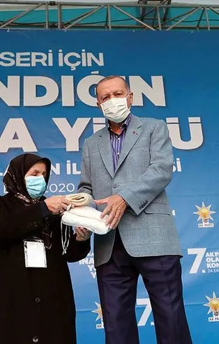 Başkan Erdoğan ile Safiye teyzenin gülümseten konuşması: "Senin damadının adı Bayraktar mıydı?"