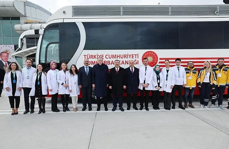 Başkan ve AK Parti Genel Başkanı Recep Tayyip Erdoğan, partisinin Dörtyol Kavşağı'nda düzenleyeceği mitingine katılmak için Ağrı'ya geldi. Erdoğan, Ağrı Ahmed-i Hani Havalimanında 14 Mart Tıp Bayramı dolayısıyla sağlıkçıları tebrik etti, fotoğraf çektirdi.
