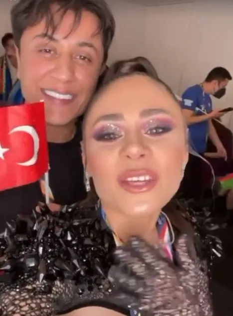 eurovisionda-yarisan-azerbaycan-ekibinden-demet-akalina-tesekkur-videosu-kulisten-bakin-nasil-seslendi-1621723129825.jpg