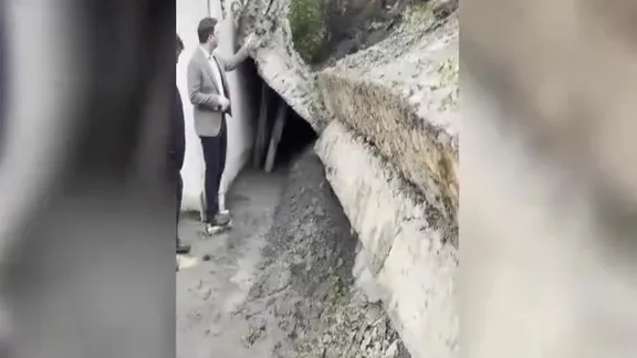 Sağanak sonrası toprak kaydı, duvar çöktü