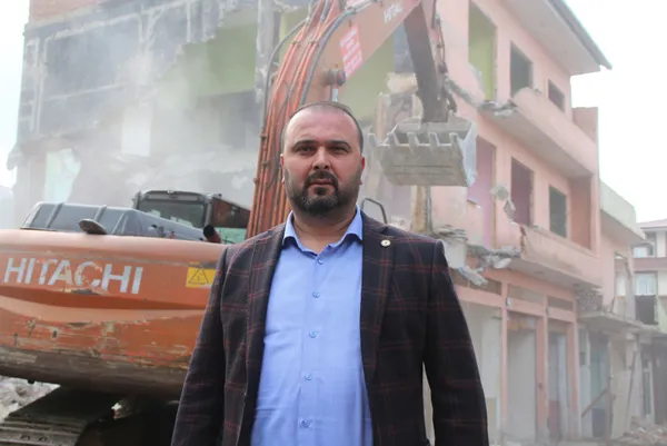 her-yil-birden-fazla-kisi-hayatini-kaybediyor-rizede-dere-yatagindaki-binalar-yikiliyor-1641801272120.jpg Her yıl birden fazla kişi hayatını kaybediyor! Rize'de dere yatağındaki binalar yıkılıyor-3