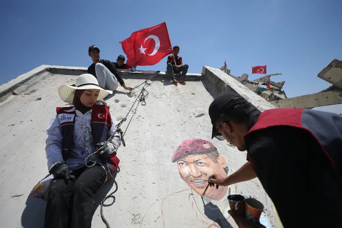Ömer Halisdemir'in kabrine akın... Aksakallı: O Alparslan'ın kefenini giydi! Gazze'den duygulandıran çizim-13