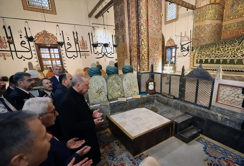baskan-erdogan-konyadaki-mevlana-turbesini-ziyaret-etti-1710684876729.jpeg Başkan Erdoğan Konya'daki Mevlana Türbesi'ni ziyaret etti-3