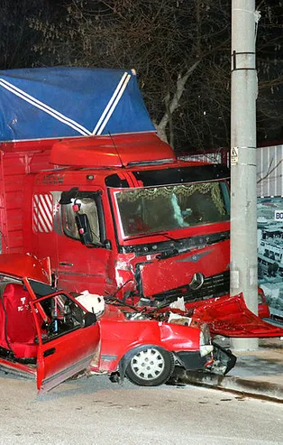 İzmir'de feci kaza! Kamyon otomobili ezdi